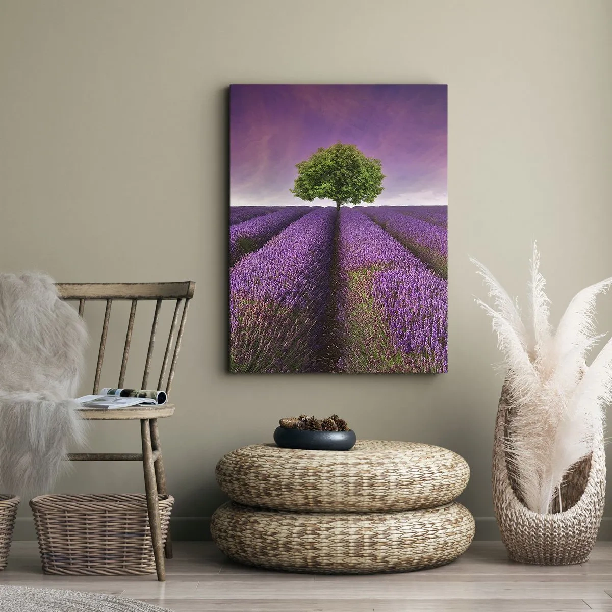 Impression sur toile - Image sur toile - Un champ de lavande avec un arbre solitaire et un ciel violet - 50x70cm - Dans un champs de lavande - Décoration murale moderne pour le salon et la chambre ARTTOR