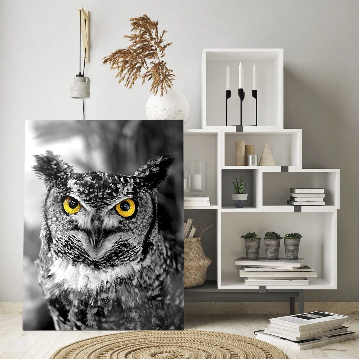 Impression sur verre - Image sur verre - Une photo en noir et blanc d'un hibou aux yeux jaunes - 80x120cm - Rien ne se cachera - Décoration murale moderne pour le salon et la chambre ARTTOR