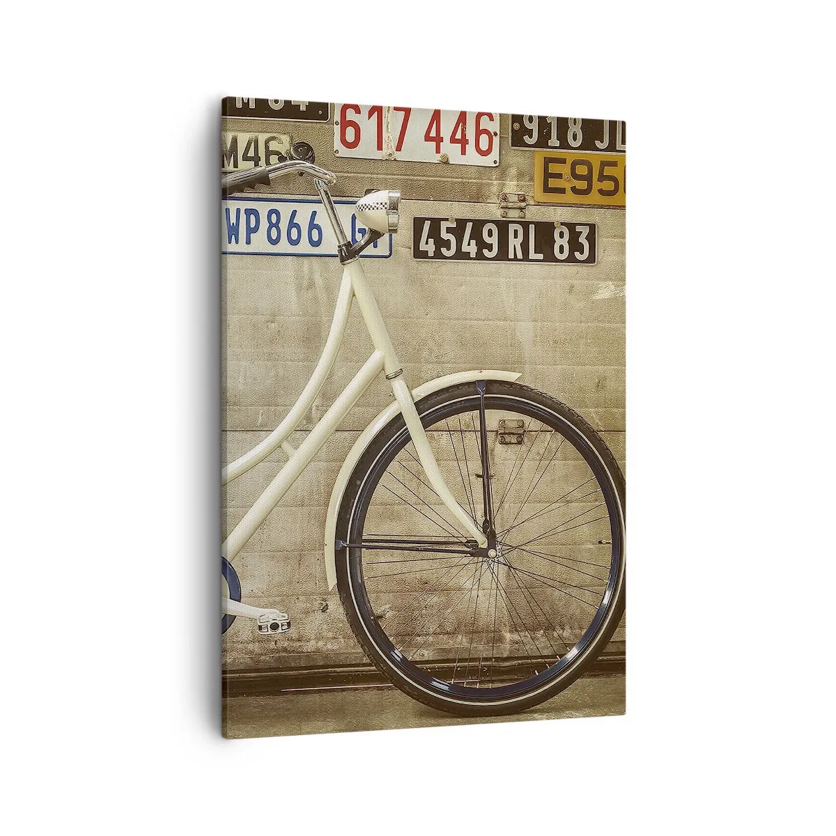Impression sur toile - Image sur toile - Un vélo rétro contre un mur décoré de plaques d'immatriculation - 50x70cm - Pas de complexes - Décoration murale moderne pour le salon et la chambre ARTTOR