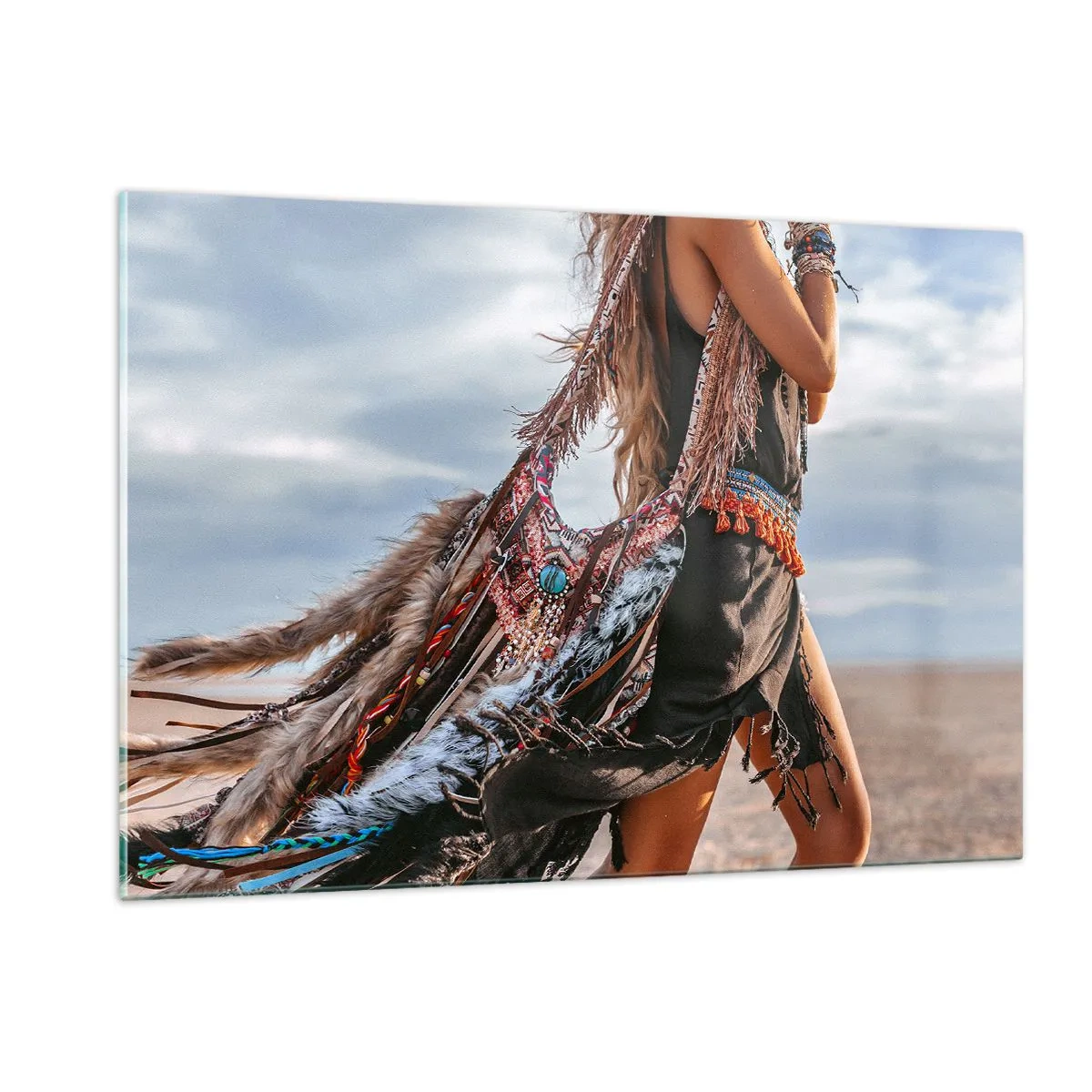 Impression sur verre - Image sur verre - Femme de style bohème avec plumes et décorations sur fond de désert - 120x80cm - La fille du chaman - Décoration murale moderne pour le salon et la chambre ARTTOR