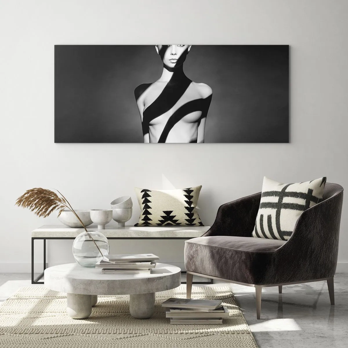 Impression sur verre - Image sur verre - Portrait noir et blanc d'une femme dans l'ombre et la lumière - 120x50cm - Dans la brillance et l'ombre - Décoration murale moderne pour le salon et la chambre ARTTOR
