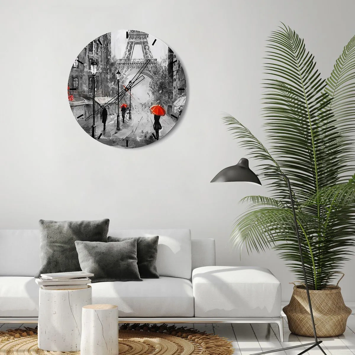 Horloge murale - Pendule murale - Rue en noir et blanc avec la Tour Eiffel et des parapluies rouges - 30x30cm - Tous les chemins mènent à elle - Décoration murale moderne pour le salon, la cuisine et la chambre ARTTOR