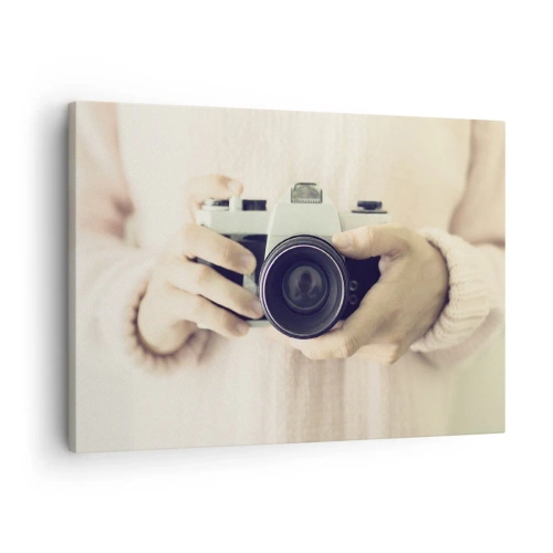 Impression sur toile - Image sur toile - Appareil photo rétro tenu en main sur un fond clair - 70x50cm - Pour voir plus ... - Décoration murale moderne pour le salon et la chambre ARTTOR