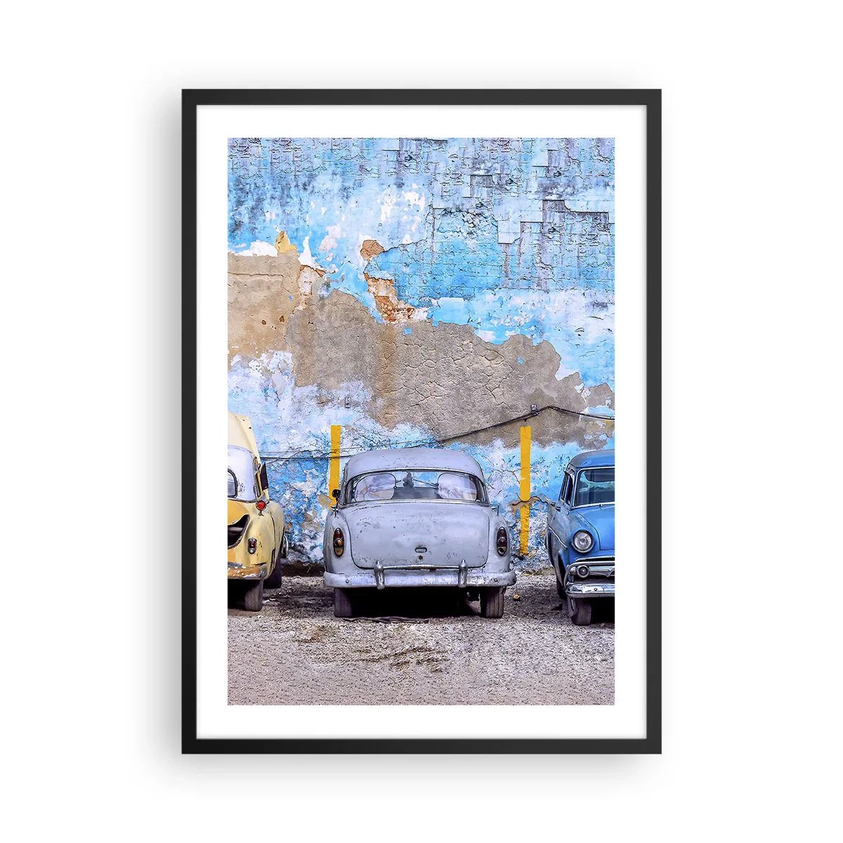 Affiche dans un cadre noir - Poster - Vieilles voitures contre un mur bleu usé - 50x70cm - Rencontre de vétérans - Décoration murale moderne pour le salon et la chambre ARTTOR