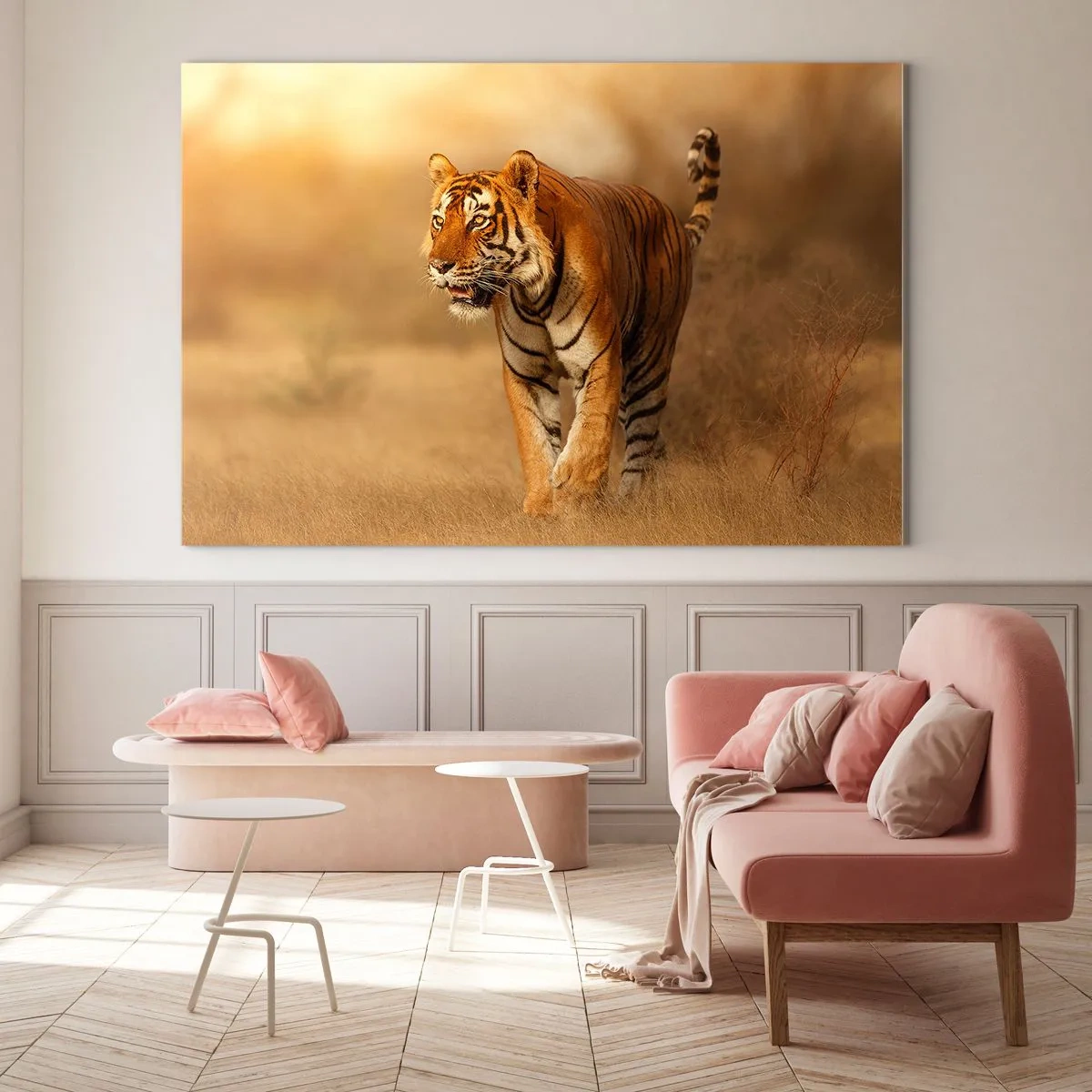 Impression sur verre - Image sur verre - Tigre dans une lumière dorée sur fond de savane sèche - 120x80cm - Avant l'attaque - Décoration murale moderne pour le salon et la chambre ARTTOR
