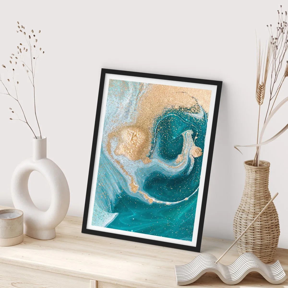 Affiche dans un cadre noir - Poster - Motif abstrait or et turquoise aux formes fluides - 50x70cm - Tourbillon d'or et de turquoise - Décoration murale moderne pour le salon et la chambre ARTTOR
