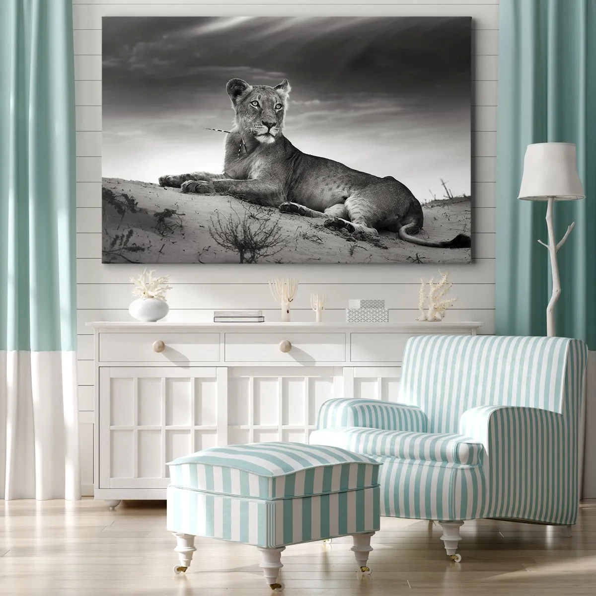 Impression sur toile - Image sur toile - Portrait noir et blanc d'une lionne dans la savane - 120x80cm - La reine du désert reste - Décoration murale moderne pour le salon et la chambre ARTTOR