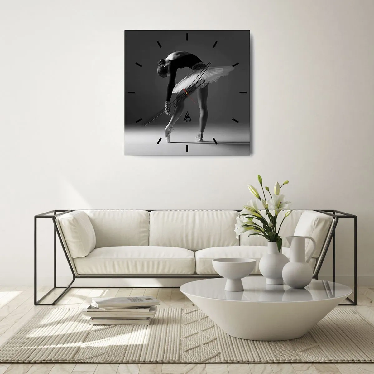 Horloge murale - Pendule murale - Une ballerine dans une pose élégante sur un fond noir et blanc - 30x30cm - Belle ballerine - Décoration murale moderne pour le salon et la chambre ARTTOR