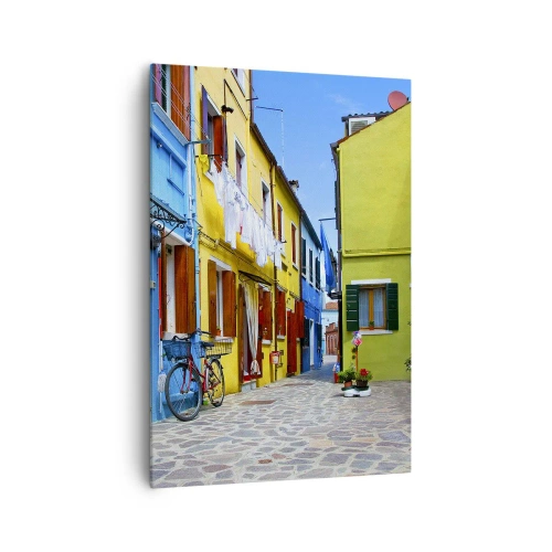 Impression sur toile - Image sur toile - Une rue colorée avec des vélos parmi des bâtiments pastel - 70x100cm - Pastel, douce ruelle - Décoration murale moderne pour le salon et la chambre ARTTOR