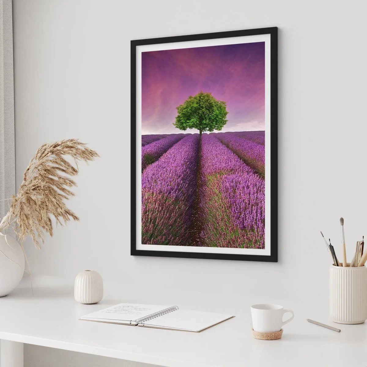 Affiche dans un cadre noir - Poster - Un champ de lavande avec un arbre solitaire contre un ciel violet - 50x70cm - Dans un champs de lavande - Décoration murale moderne pour le salon et la chambre ARTTOR