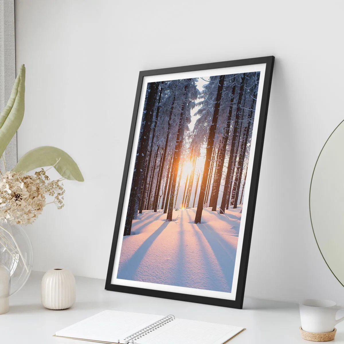 Affiche dans un cadre noir - Poster - Forêt d'hiver avec les rayons du soleil qui brillent à travers les arbres - 50x70cm - Clairement en noir et blanc - Décoration murale moderne pour le salon et la chambre ARTTOR