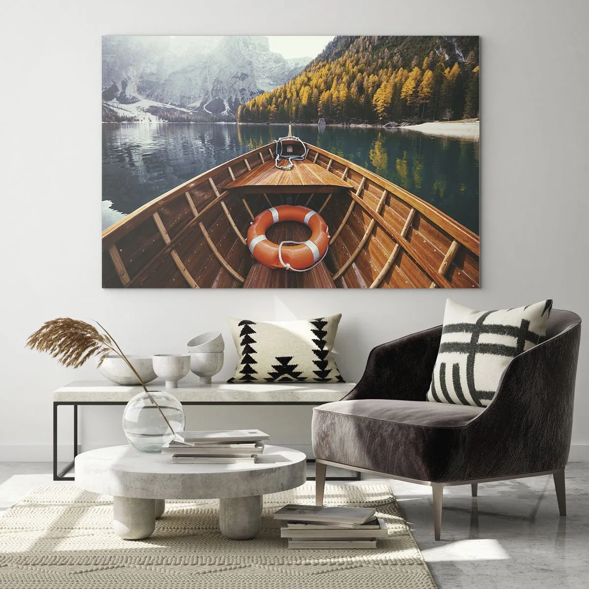 Impression sur verre - Image sur verre - Vue depuis un bateau en bois sur un lac de montagne et une forêt d'automne - 70x50cm - Escapade en montagne - Décoration murale moderne pour le salon et la chambre ARTTOR