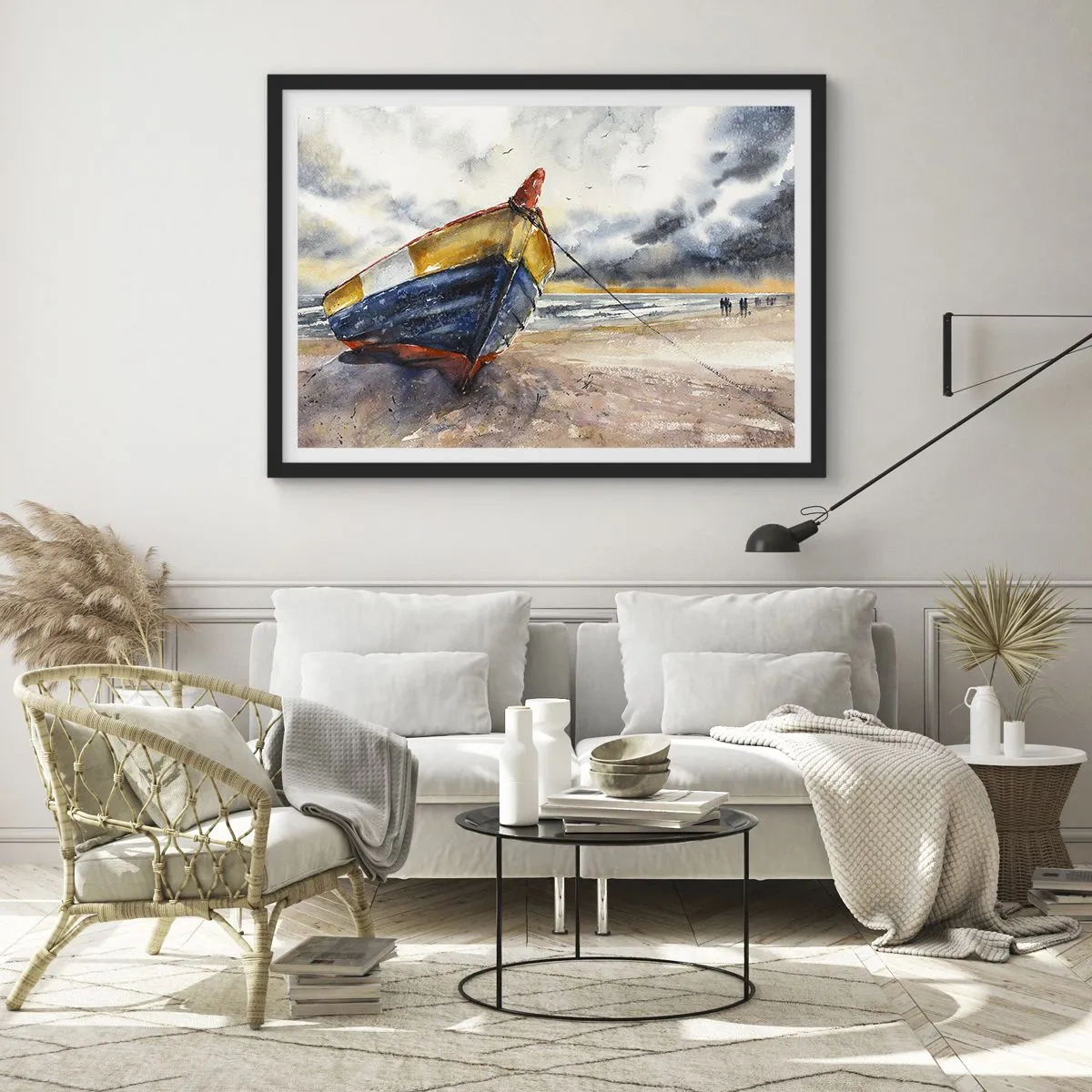 Affiche dans un cadre noir - Poster - Un bateau pittoresque sur la plage sous un ciel nuageux - 70x50cm - Repos sur le rivage - Décoration murale moderne pour le salon et la chambre ARTTOR