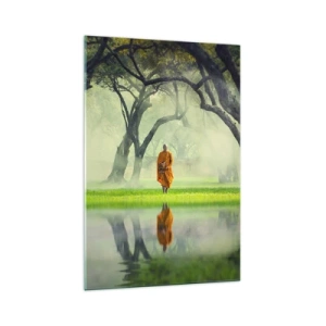 Impression sur verre - Image sur verre - Un moine en robe orange dans une forêt avec un fond brumeux et un reflet dans l'eau. - 70x100cm - En route vers l'illumination - Décoration murale moderne pour le salon et la chambre ARTTOR