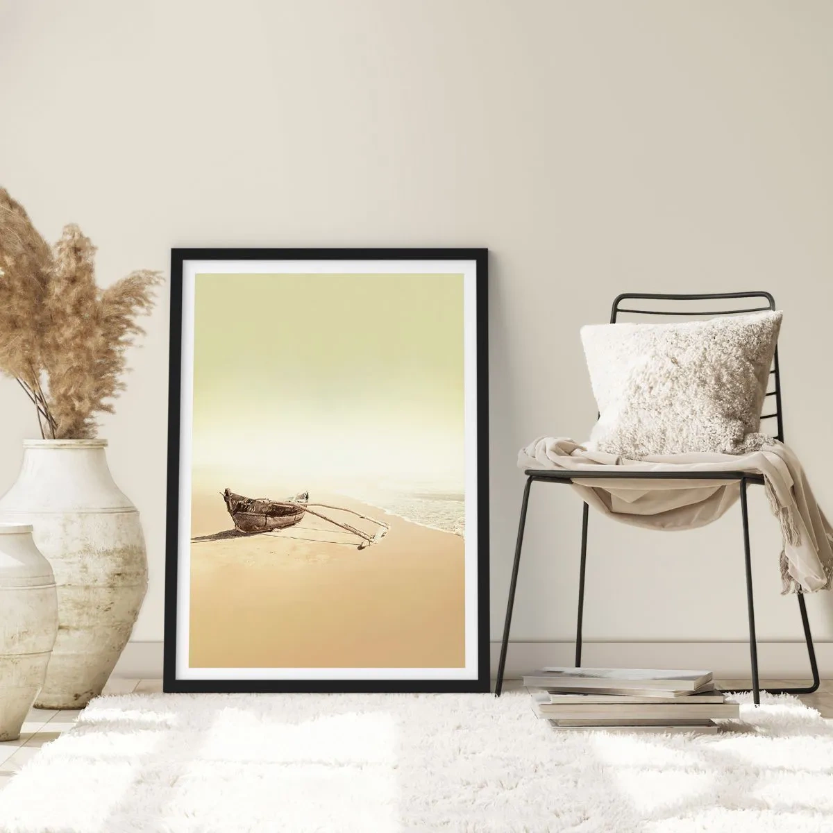 Affiche dans un cadre noir - Poster - Un bateau en bois solitaire sur une plage déserte aux couleurs pastel. - 50x70cm - Mémoire des mers du sud - Décoration murale moderne pour le salon et la chambre ARTTOR