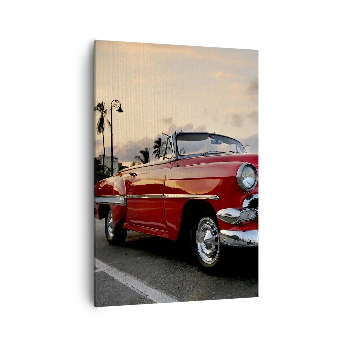 Impression sur toile - Image sur toile - Une décapotable classique rouge garée près des palmiers au crépuscule. - 70x100cm - La chaleur rouge des tropiques - Décoration murale moderne pour le salon et la chambre ARTTOR