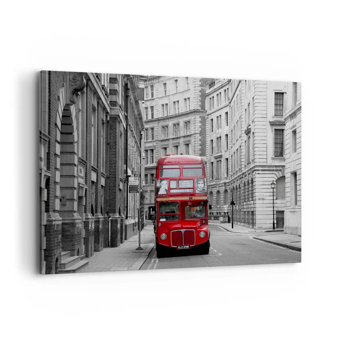 Impression sur toile - Image sur toile - Un bus rouge sur fond de bâtiments urbains noirs et blancs. - 100x70cm - La vie de tous les jours ne doit pas être grise - Décoration murale moderne pour le salon et la chambre ARTTOR