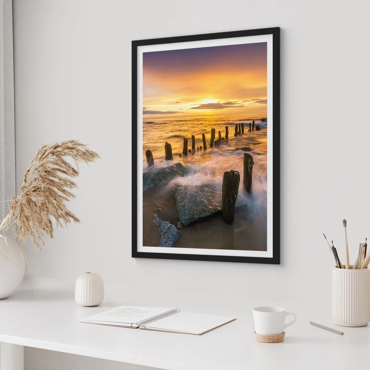 Affiche dans un cadre noir - Poster - Coucher de soleil sur la mer avec des poteaux en bois sur la plage - 50x70cm - La beauté brute de la mer Baltique - Décoration murale moderne pour le salon et la chambre ARTTOR