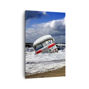 Impression sur toile - Image sur toile - Un bus coulé sur la plage au milieu des vagues et d'une mer agitée - 80x120cm - Et qu'est-ce qui vous étonne ? - Décoration murale moderne pour le salon et la chambre ARTTOR
