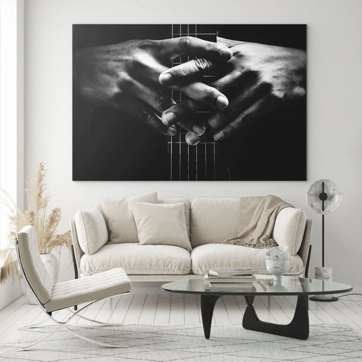 Impression sur verre - Image sur verre - Mains jointes posées sur le manche de la guitare en noir et blanc - 70x50cm - Prière d'artiste - Décoration murale moderne pour le salon et la chambre ARTTOR