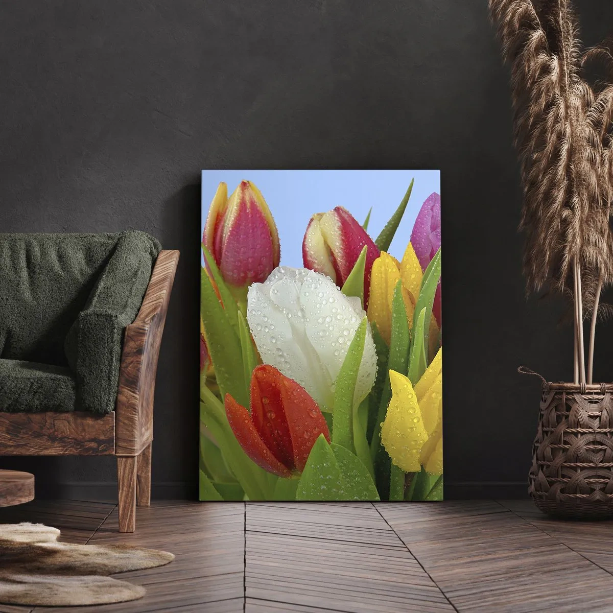 Impression sur toile - Image sur toile - Tulipes colorées couvertes de gouttes de rosée sur fond bleu - 50x70cm - Un arc-en-ciel fleuri en gouttes de rosée - Décoration murale moderne pour le salon et la chambre ARTTOR