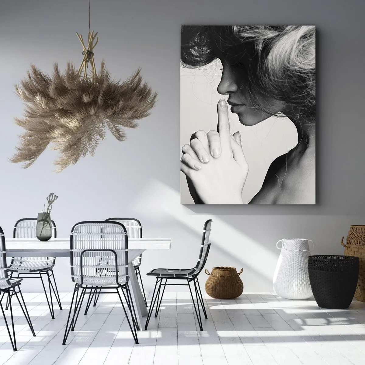 Impression sur toile - Image sur toile - Profil noir et blanc d'une femme faisant un geste de silence - 50x70cm - A l'écoute d'elle-même - Décoration murale moderne pour le salon et la chambre ARTTOR