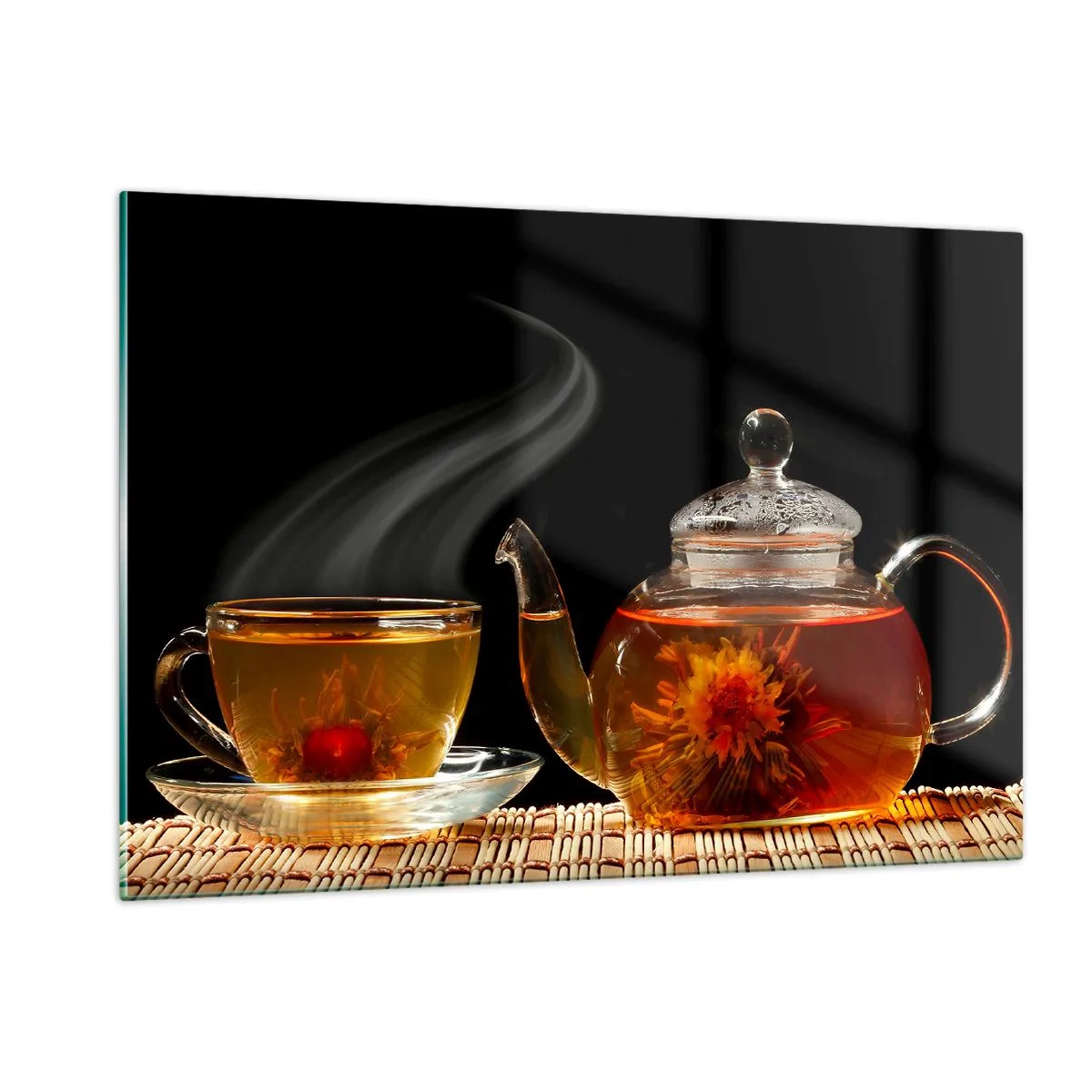 Impression sur verre - Image sur verre - Une carafe en verre et une tasse de thé avec une fleur sur fond noir - 120x80cm - La magie et l'art de l'infusion du thé - Décoration murale moderne pour le salon et la chambre ARTTOR