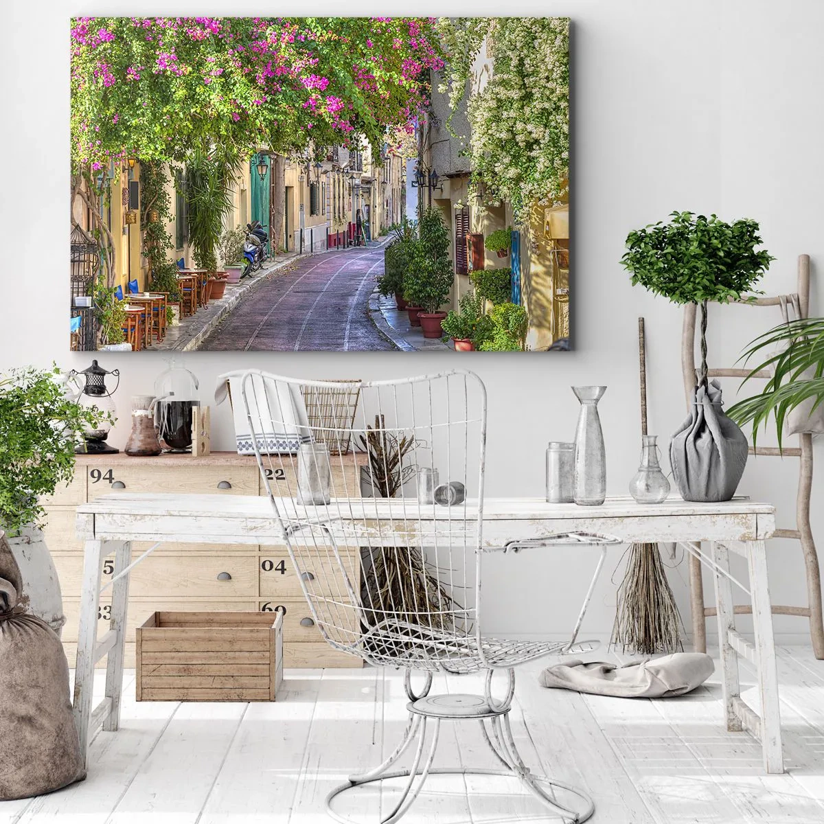 Impression sur toile - Image sur toile - Une charmante rue avec des vignes fleuries et des tables de café - 100x70cm - Allée fleurie - Décoration murale moderne pour le salon et la chambre ARTTOR