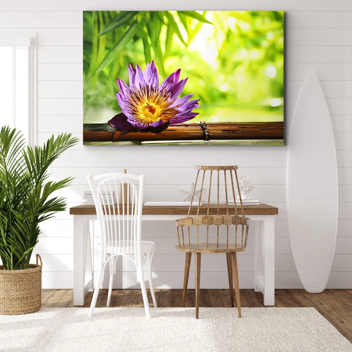 Impression sur toile - Image sur toile - Fleur de lotus violette sur fond de feuilles de bambou vertes - 70x50cm - Sous le soleil asiatique - Décoration murale moderne pour le salon et la chambre ARTTOR