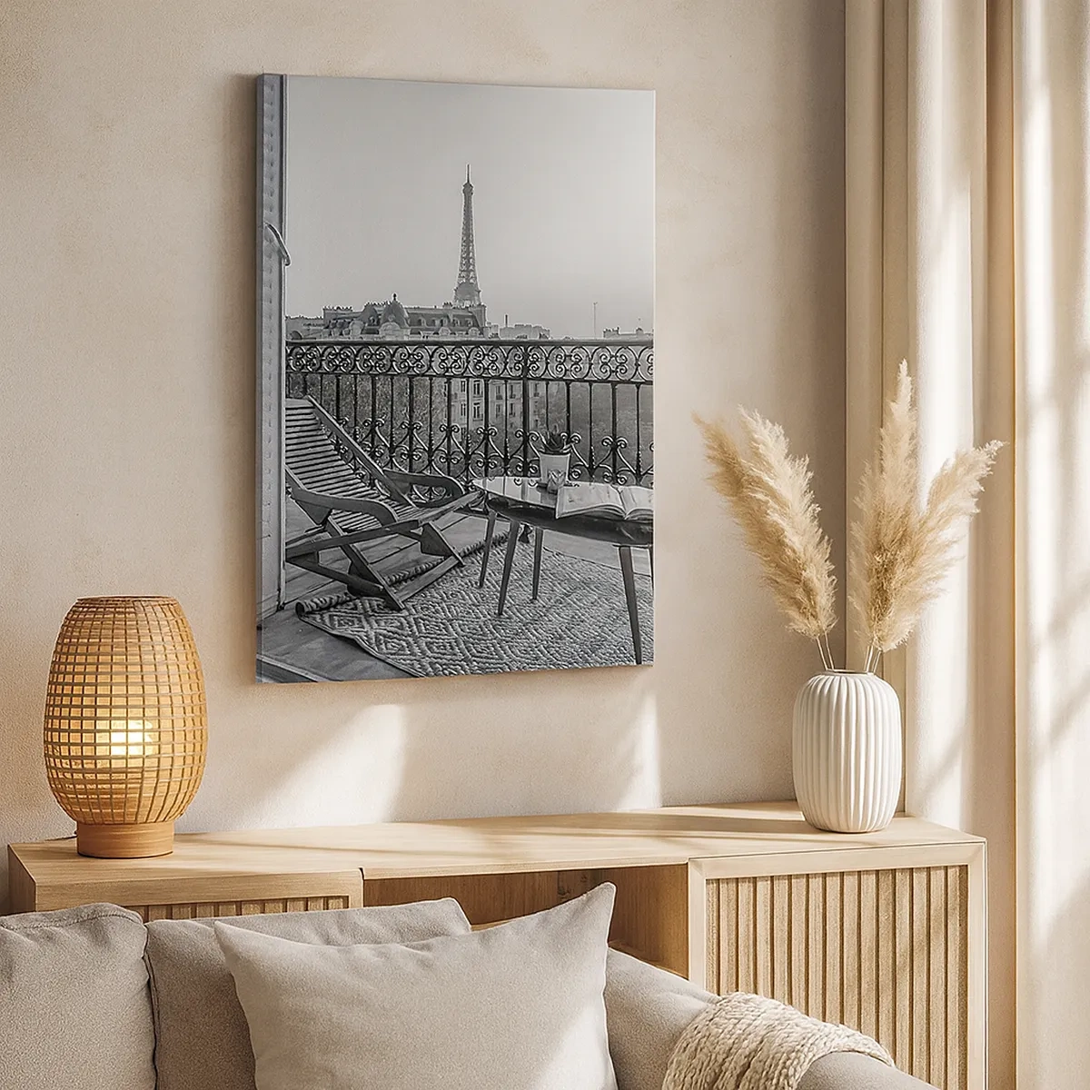Impression sur toile - Image sur toile - Vue sur la Tour Eiffel depuis le balcon avec transats et table - 50x70cm - Après-midi parisien - Décoration murale moderne pour le salon et la chambre ARTTOR