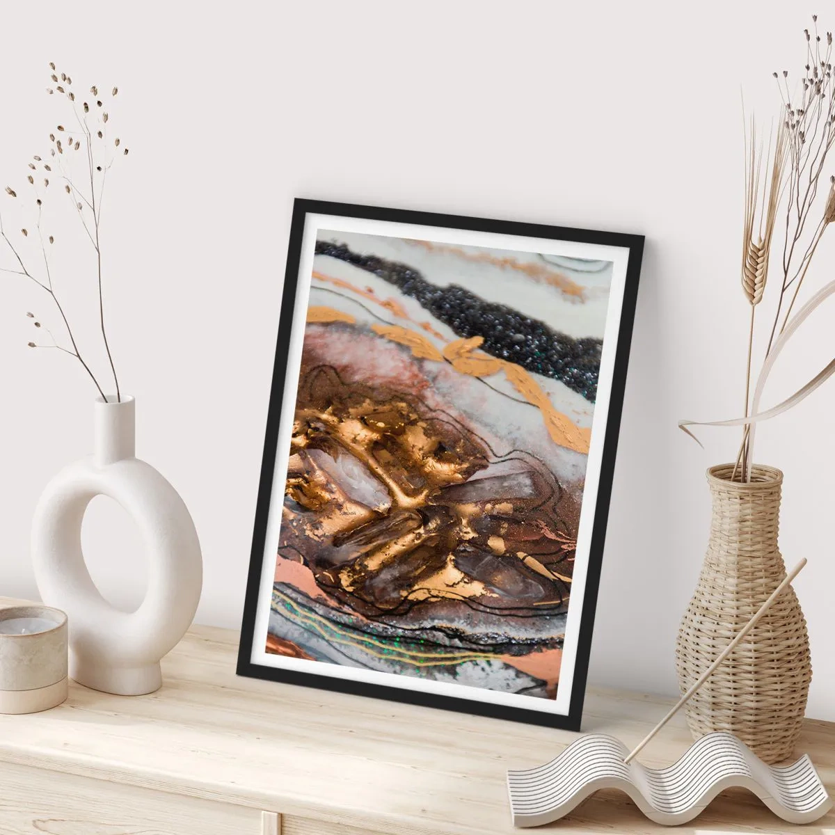 Affiche dans un cadre noir - Poster - Un motif abstrait dans des tons d'or, de noir et de blanc, inspiré de la nature. - 50x70cm - Élément de la terre - Décoration murale moderne pour le salon et la chambre ARTTOR