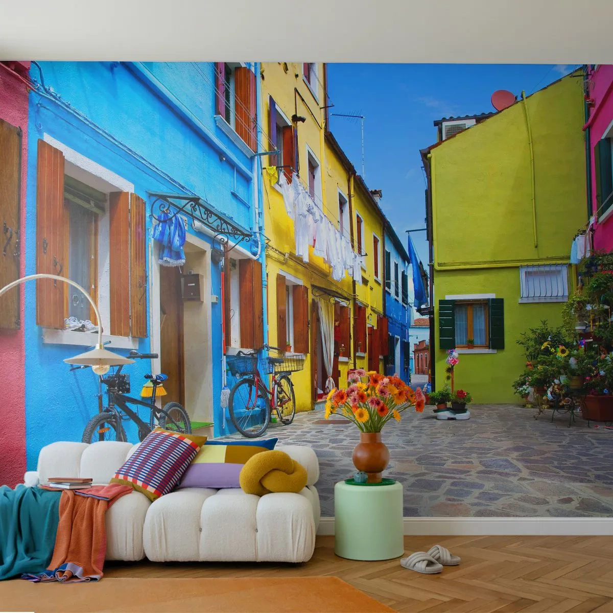 Papier Peint Photo Premium Canvas - Une rue colorée avec des vélos parmi des bâtiments pastel - 100x70cm - Pastel, douce ruelle - Décoration murale moderne pour le salon et la chambre ARTTOR