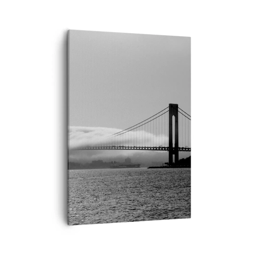 Impression sur toile - Image sur toile - Un pont sur l'eau enveloppé de brouillard dans une photo en noir et blanc - 50x70cm - Naviguez à travers les Portes des Étoiles - Décoration murale moderne pour le salon et la chambre ARTTOR