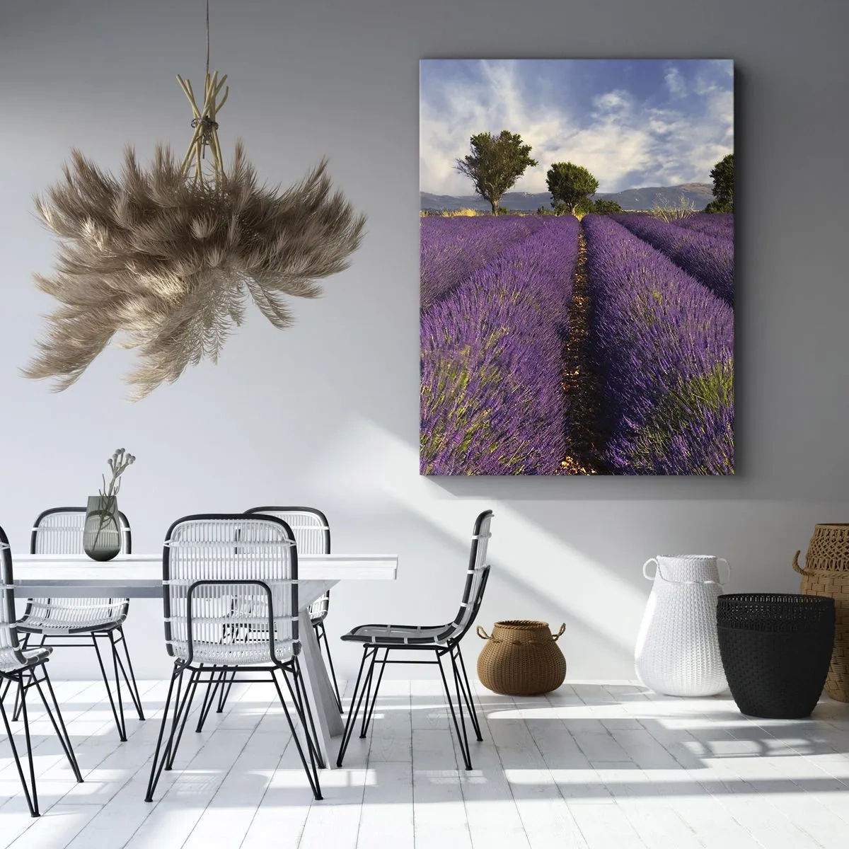 Impression sur toile - Image sur toile - Un champ de lavande avec des arbres sur fond de montagnes et de ciel - 50x70cm - Champs de lavande - Décoration murale moderne pour le salon et la chambre ARTTOR