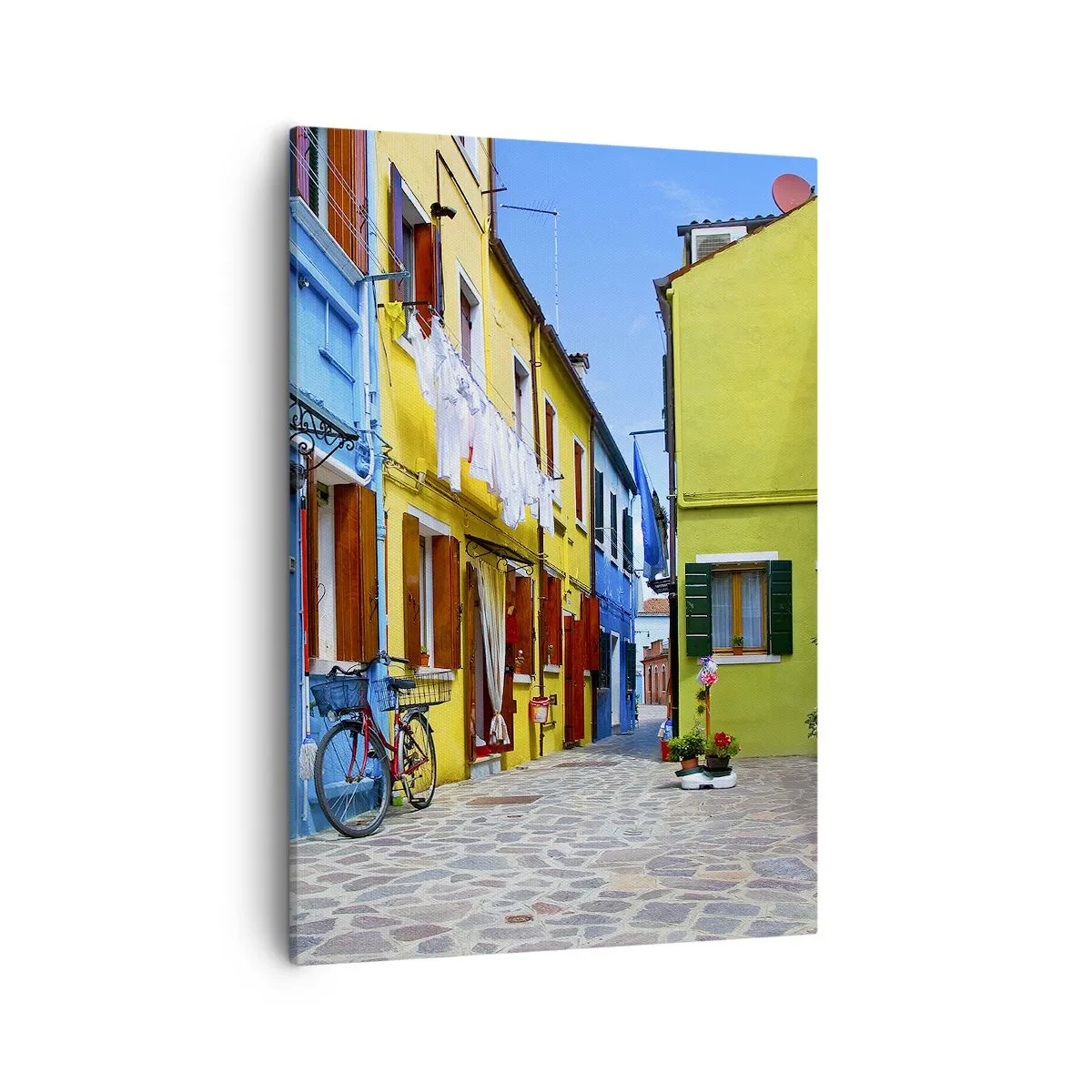 Impression sur toile - Image sur toile - Une rue colorée avec des vélos parmi des bâtiments pastel - 50x70cm - Pastel, douce ruelle - Décoration murale moderne pour le salon et la chambre ARTTOR