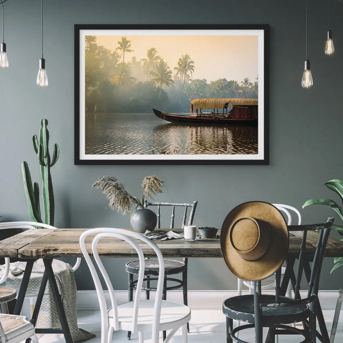 Affiche dans un cadre noir - Poster - Un bateau traditionnel sur une rivière calme parmi les palmiers - 70x50cm - Maison sur la rivière - Décoration murale moderne pour le salon et la chambre ARTTOR