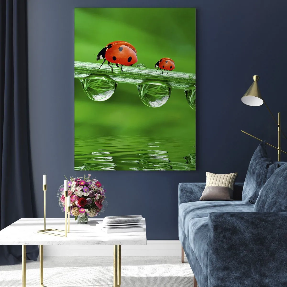 Impression sur verre - Image sur verre - Coccinelles sur un brin d'herbe avec des gouttes de rosée et un reflet dans l'eau - 50x70cm - Sur la route tout l'été - Décoration murale moderne pour le salon et la chambre ARTTOR