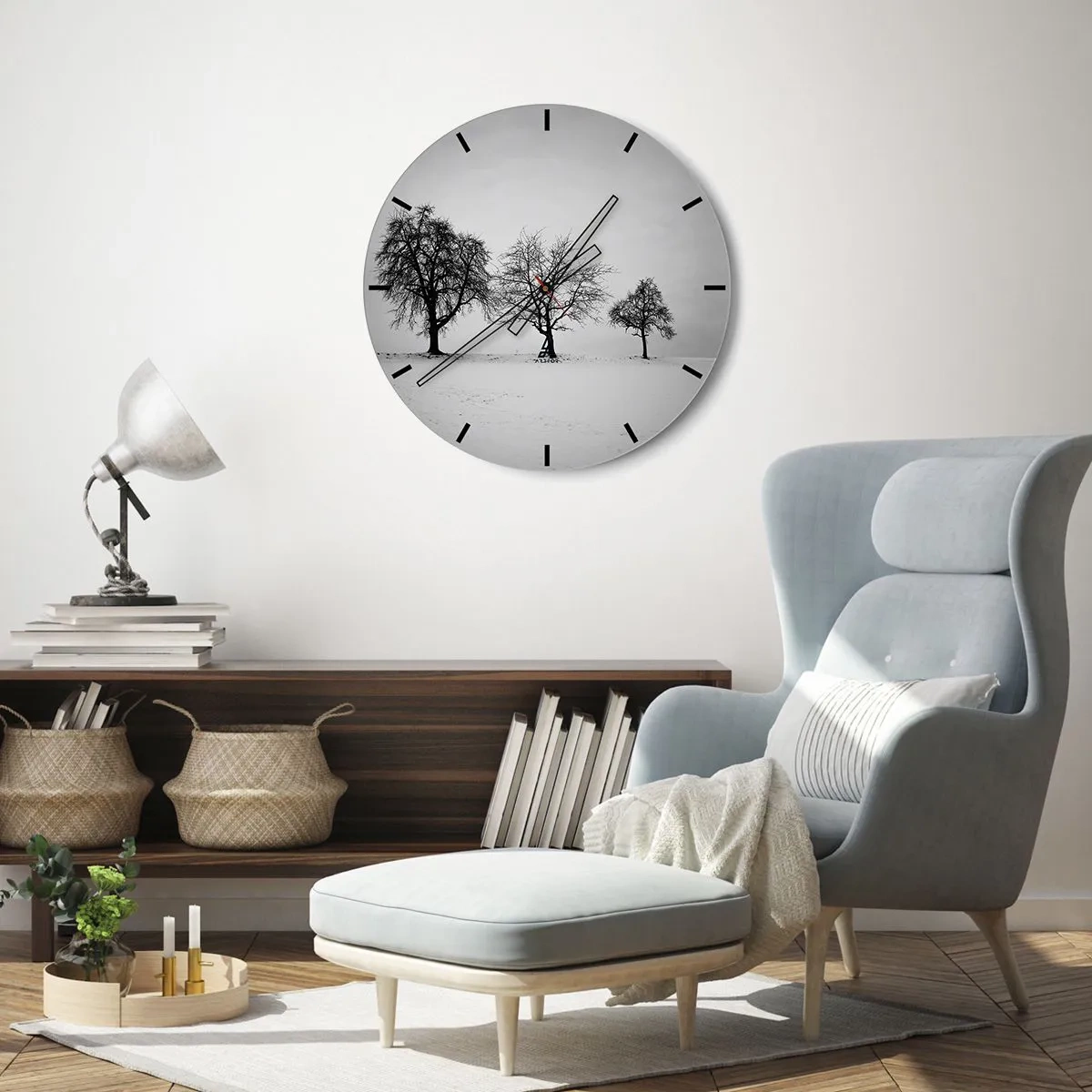 Horloge murale - Pendule murale - Trois arbres solitaires dans un champ enneigé en noir et blanc. - 30x30cm - A quoi rêvent-ils? - Décoration murale moderne pour le salon, la cuisine et la chambre ARTTOR
