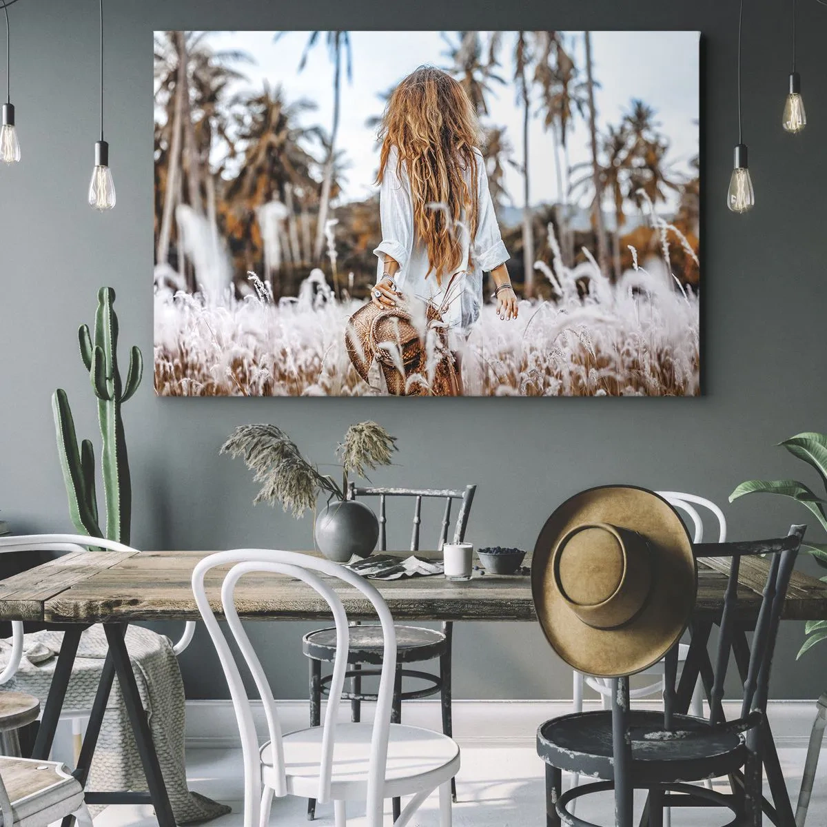 Impression sur toile - Image sur toile - Une femme dans un champ d'herbe avec des palmiers en arrière-plan au coucher du soleil - 70x50cm - Né de peluches d'herbe - Décoration murale moderne pour le salon et la chambre ARTTOR