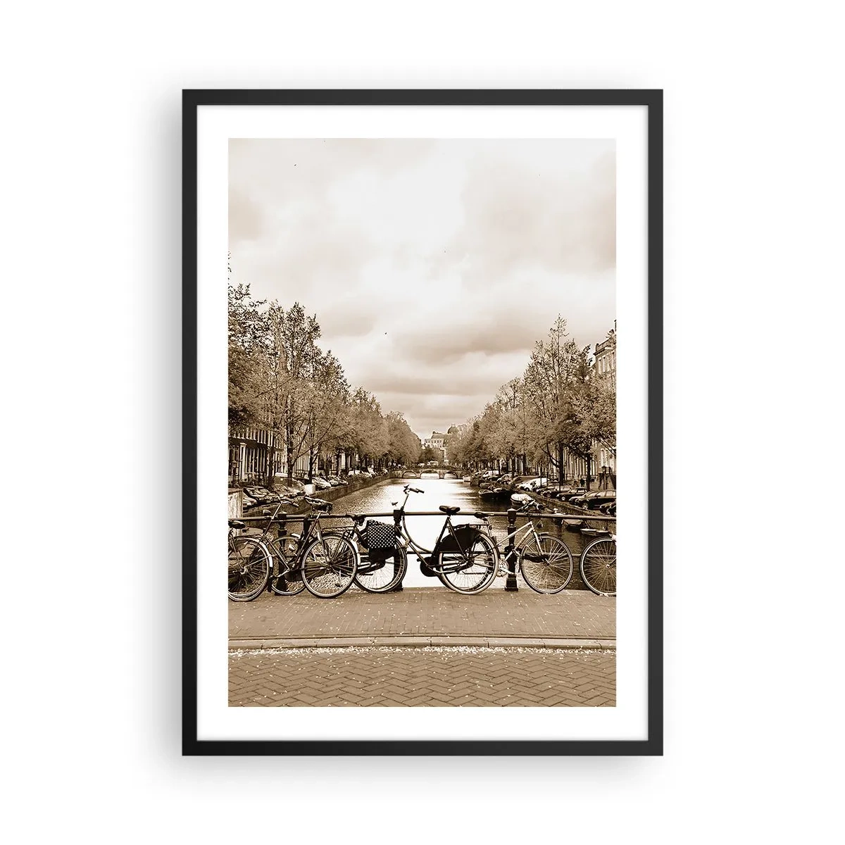 Affiche dans un cadre noir - Poster - Des vélos aux tons sépia au bord du canal - 50x70cm - Ambiance hollandaise - Décoration murale moderne pour le salon et la chambre ARTTOR