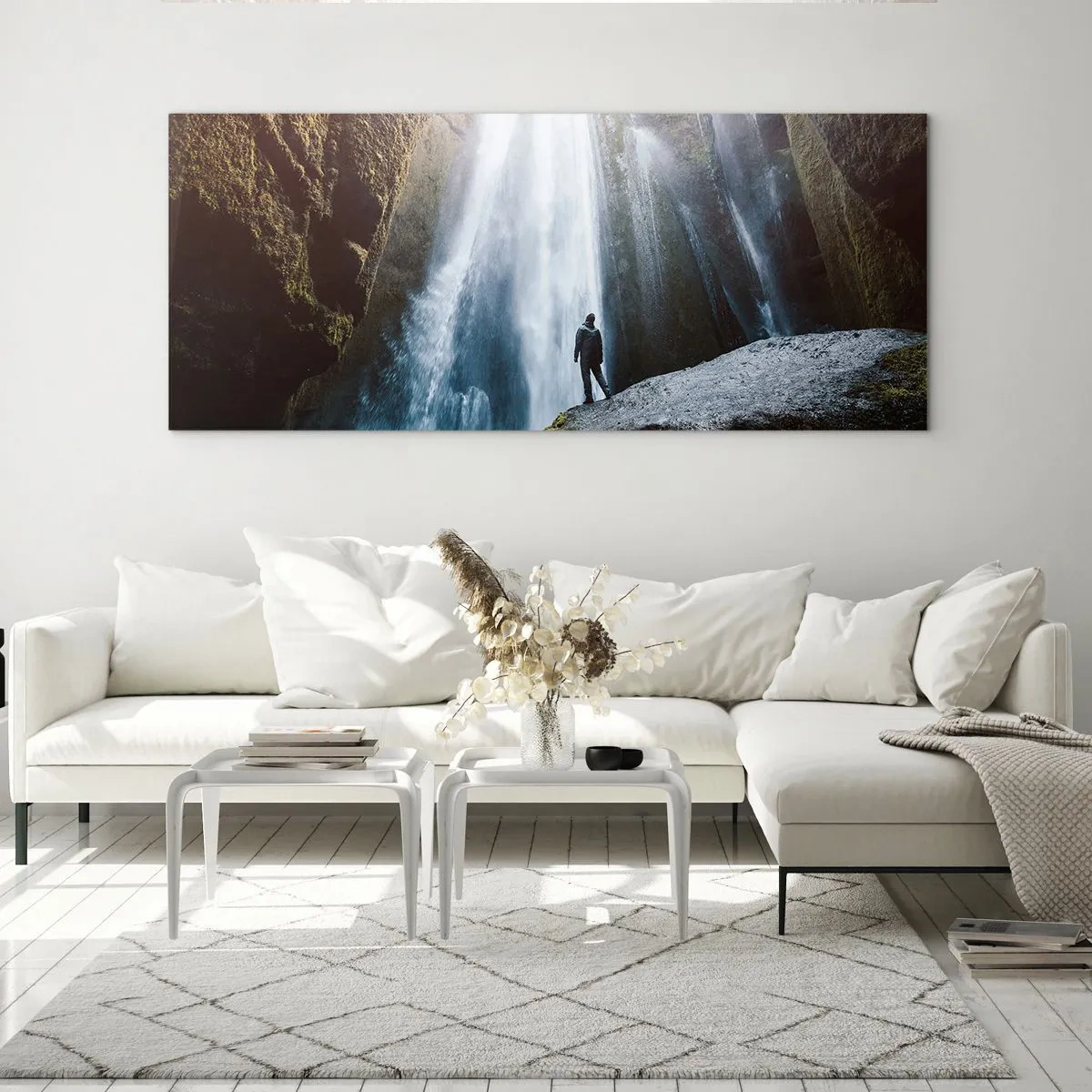 Impression sur verre - Image sur verre - Une silhouette sur fond de cascade majestueuse dans une gorge rocheuse - 120x50cm - Restauration des proportions - Décoration murale moderne pour le salon et la chambre ARTTOR