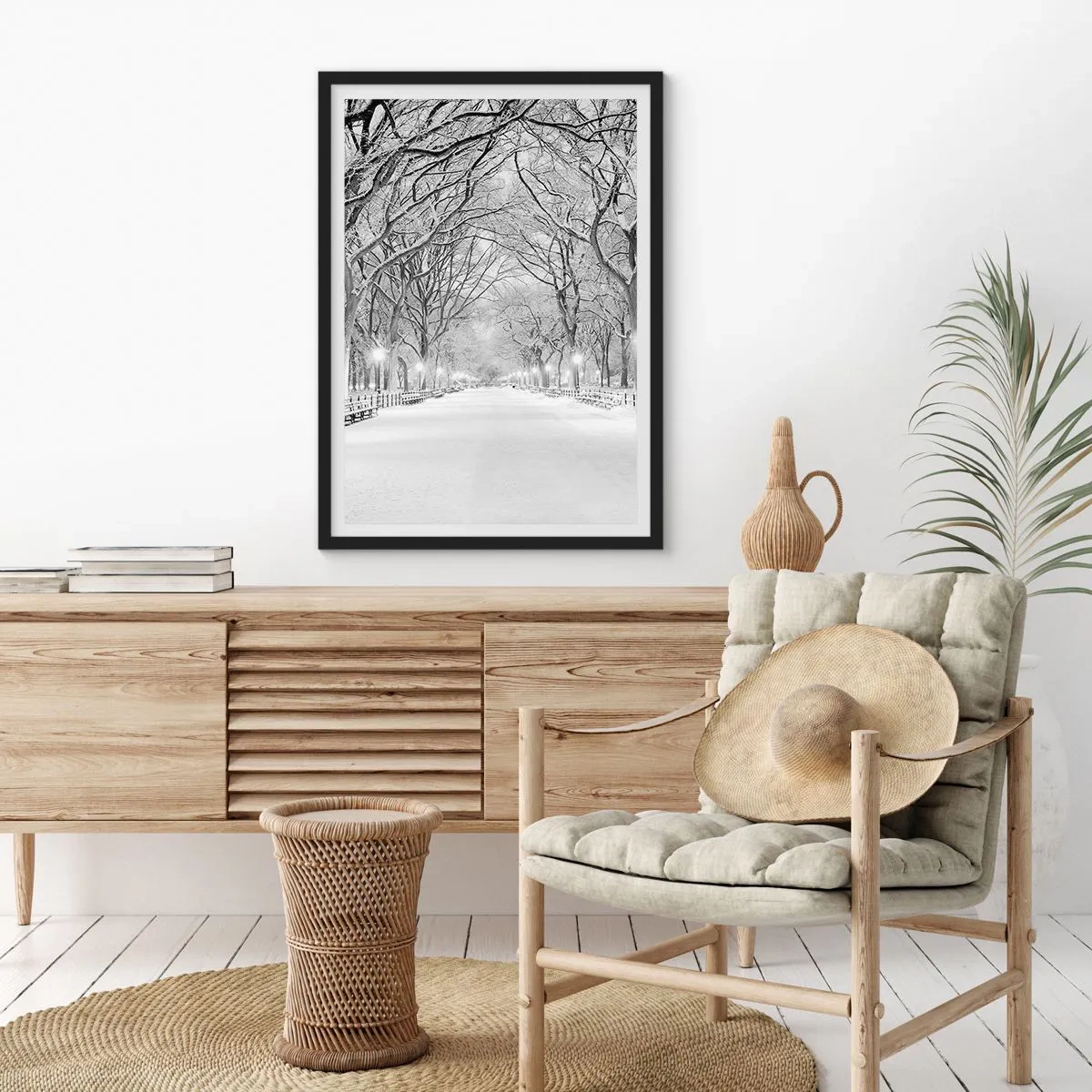 Affiche dans un cadre noir - Poster - Une allée d'arbres enneigés dans le parc en hiver - 50x70cm - Les quatres saisons – l’hiver - Décoration murale moderne pour le salon et la chambre ARTTOR