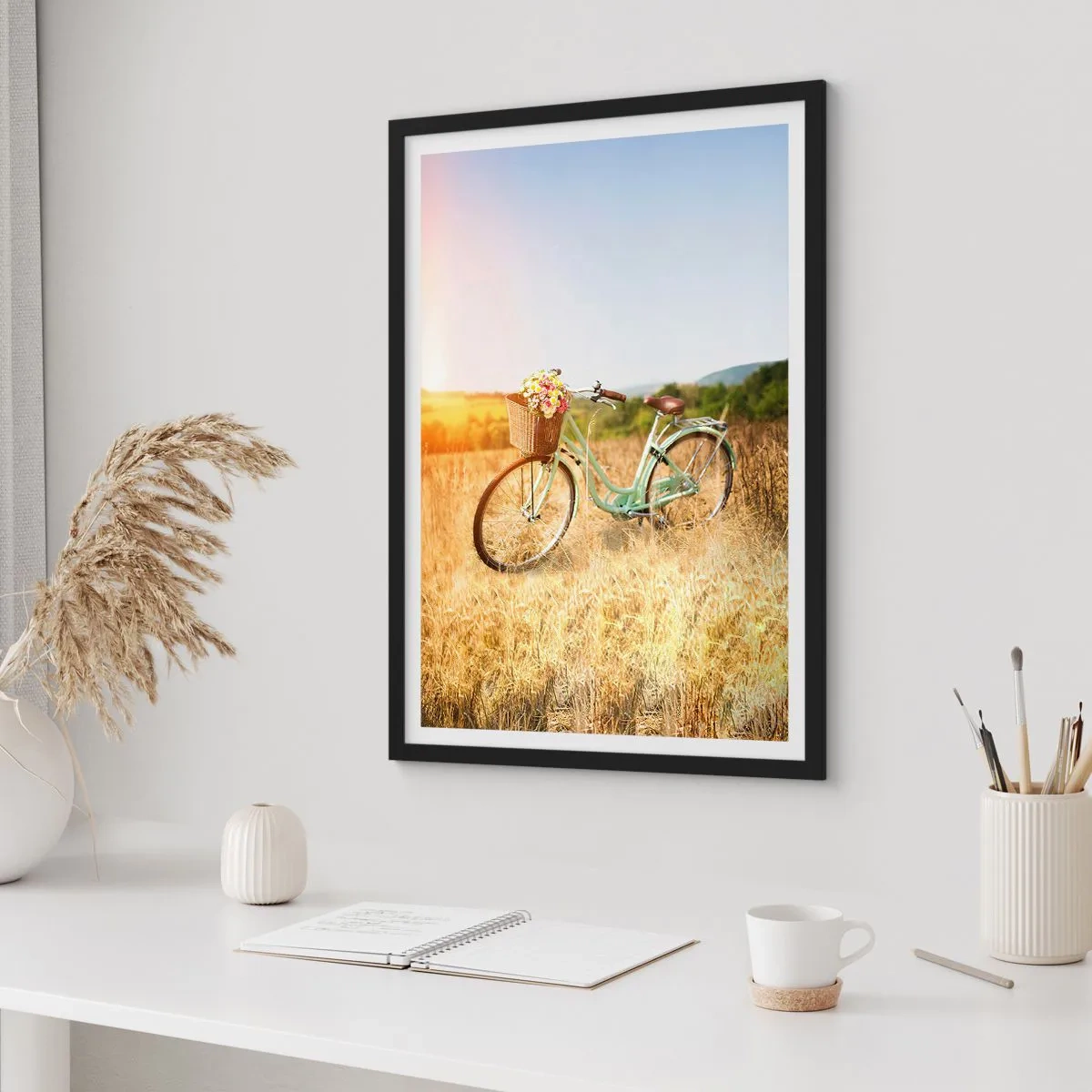 Affiche dans un cadre noir - Poster - Un vélo avec un panier rempli de fleurs dans un pré - 50x70cm - Je vais rester un petit moment - Décoration murale moderne pour le salon et la chambre ARTTOR