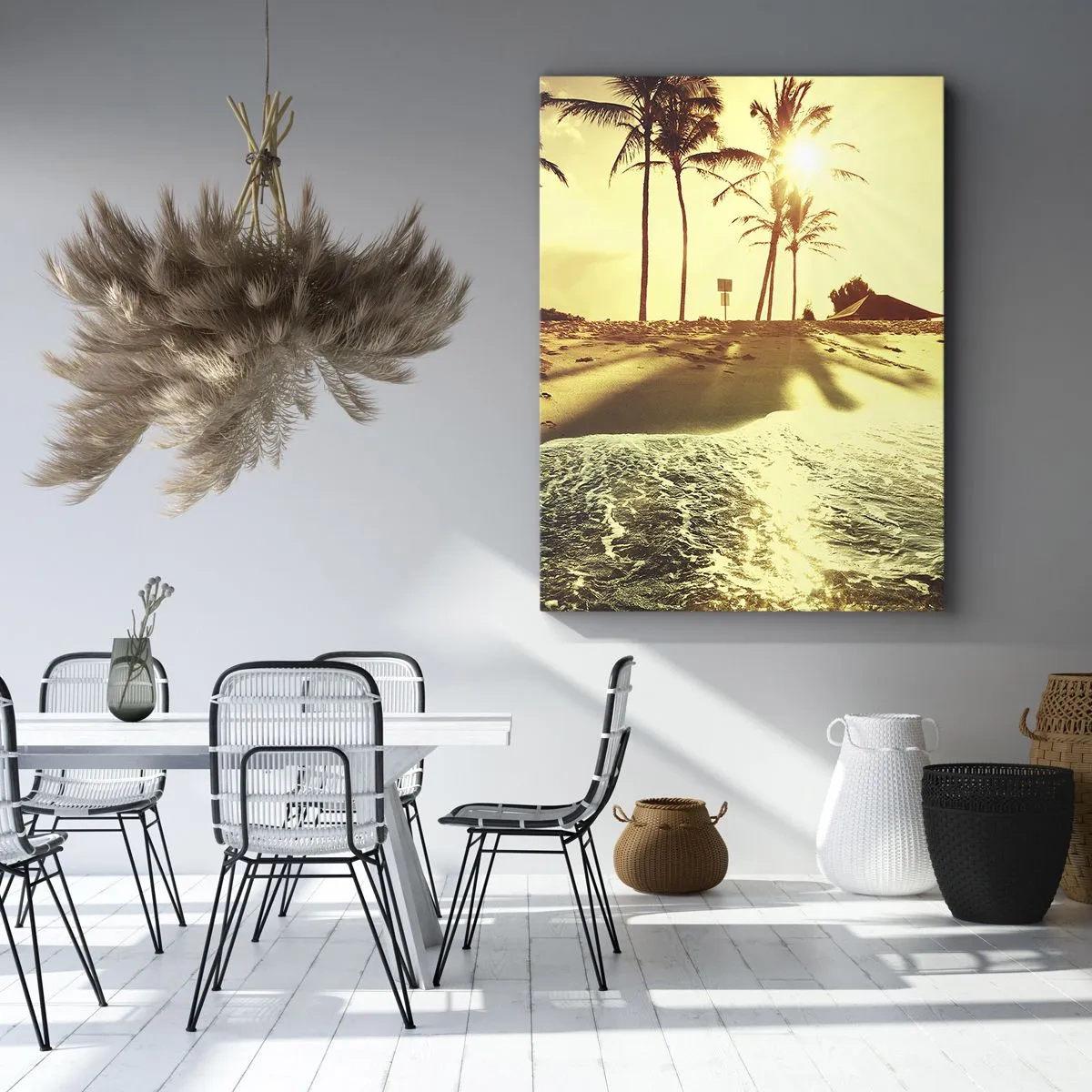 Impression sur toile - Image sur toile - Une plage avec des palmiers illuminée par un coucher de soleil chaud - 50x70cm - Après-midi californien - Décoration murale moderne pour le salon et la chambre ARTTOR