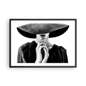 Affiche dans un cadre noir - Poster - Femme élégante portant un grand chapeau dans des tons de noir et blanc - 70x50cm - Beauté cachée - Décoration murale moderne pour le salon et la chambre ARTTOR