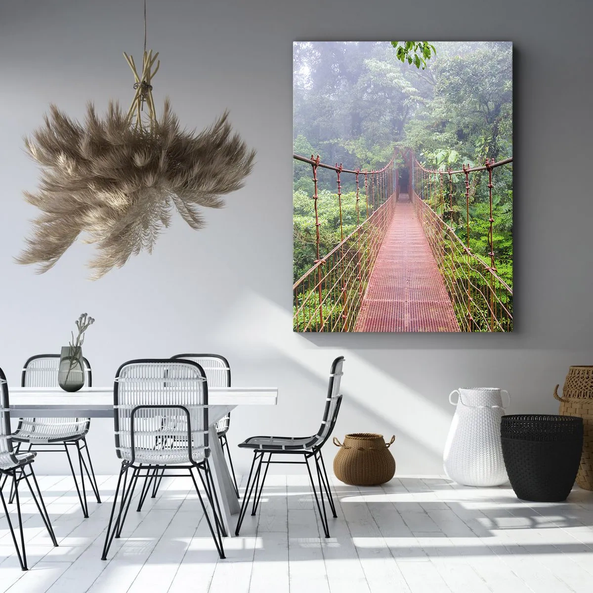 Impression sur toile - Image sur toile - Un pont suspendu dans une jungle tropicale entourée de brouillard - 70x100cm - Suspendu sur les couronnes - Décoration murale moderne pour le salon et la chambre ARTTOR