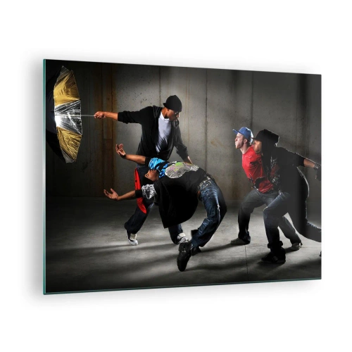 Impression sur verre - Image sur verre - Un groupe de danseurs dans une pose dynamique sur un fond industriel. - 70x50cm - Danser avec le vent de la rue - Décoration murale moderne pour le salon et la chambre ARTTOR