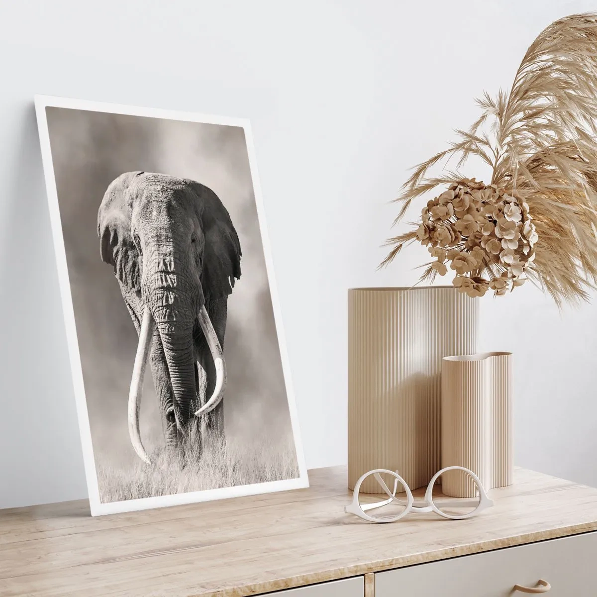 Affiche - Poster - Portrait monochrome d'un éléphant majestueux - 50x70cm - Patriarche africain - Décoration murale moderne pour le salon et la chambre ARTTOR