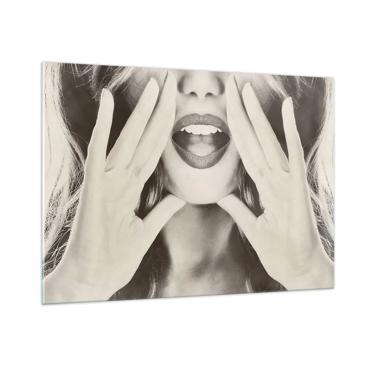 Impression sur verre - Image sur verre - Une femme avec du rouge à lèvres sur les lèvres et les mains sur son visage - 100x70cm - J'arrive! - Décoration murale moderne pour le salon et la chambre ARTTOR