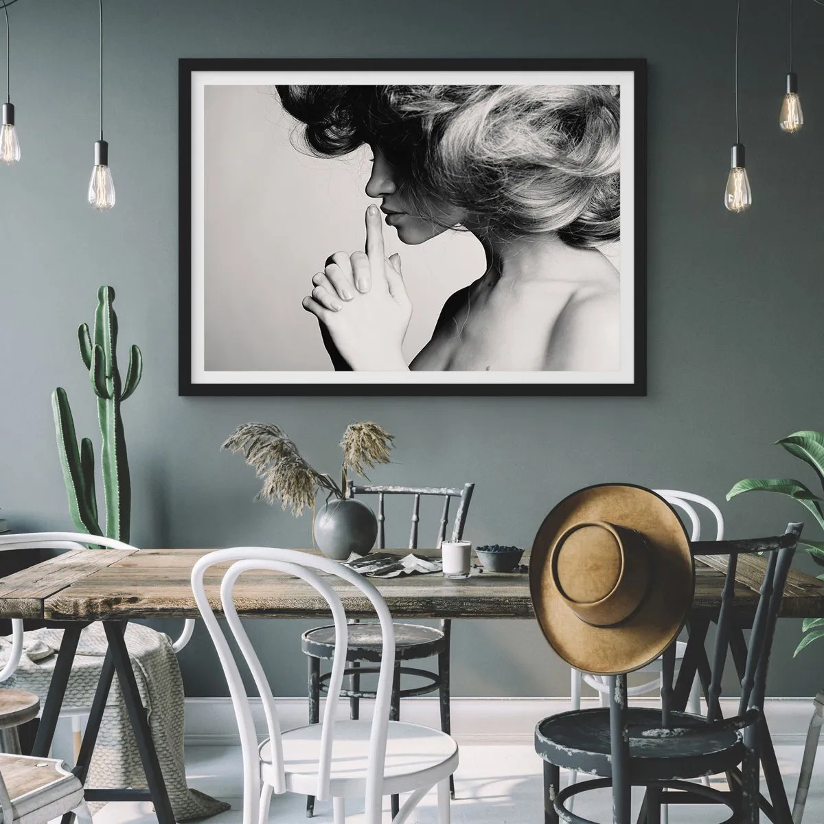 Affiche dans un cadre noir - Poster - A l'écoute d'elle-même - 40x30 cm